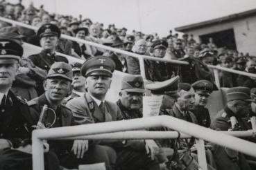 Foto  - SS-Brigadeführer und andere Generale in einem Sportstadion